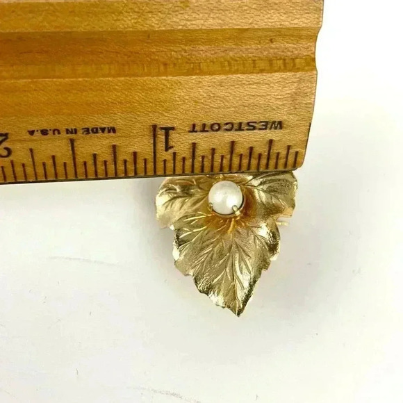 VTG Sarah Coventry Gold Tone Pearl Center Leaf Brooch Leaves Pin Signed Jewelry - Picture 2 of 8